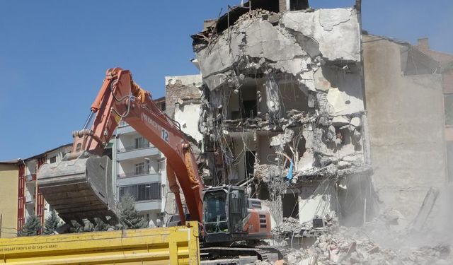 Depremlerin etkisi: Ağır hasarlı binaların yıkımı hızlanıyor