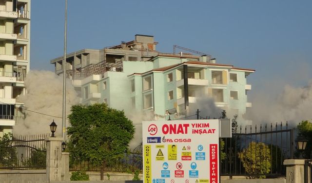 Patlayıcı ile yıkımı gerçekleşen bina saniyeler içinde çökertildi