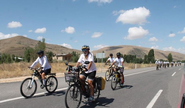 80 kilometrelik yolu bisikletle kat ettiler