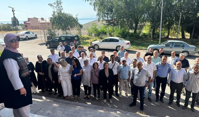 38 yıl sonra buluşan eski mezunların mutluluğu duygulandırdı