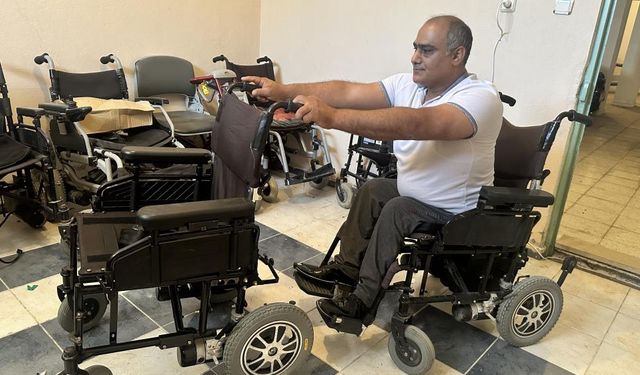Yürüme engelli usta kendisi gibi engelli bireylerin eli ayağı oluyor