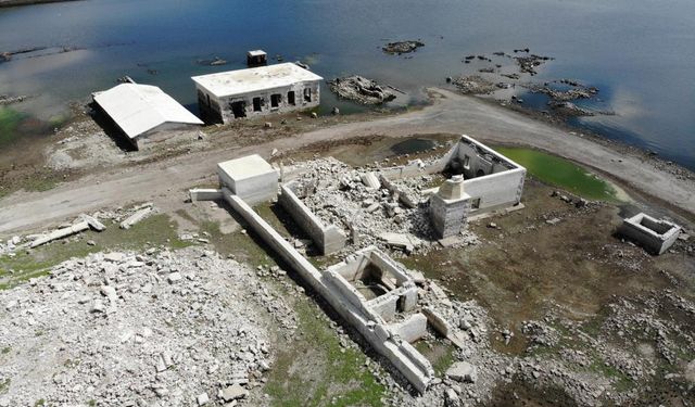Suların çekilmesiyle ortaya çıkan eski köy şaşkınlık yarattı
