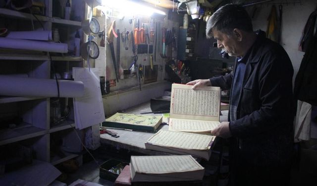 Erzincanlı ciltçi yıpranan Kur'an-ı Kerimleri 46 yıldır onarıyor