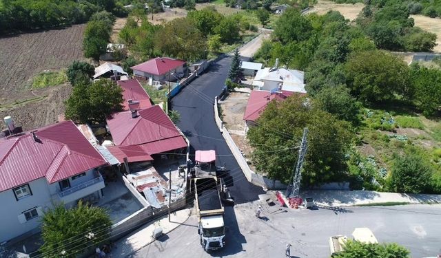 Erzincan Çukurkuyu Yerleşkesi'nde asfalt serimi yapılıyor.