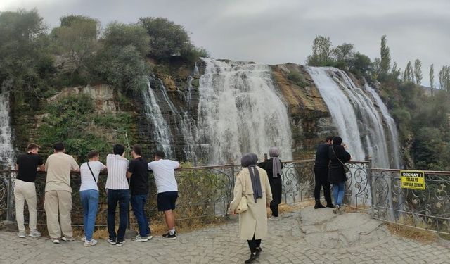 Tortum Şelalesi’ne sonbaharın büyüsünde yoğun ilgi  