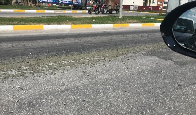 Erzincan’da beton mikserinden dökülen harçlar sürücüleri rahatsız ediyor