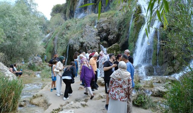 Vatandaşlar haftasonunu Girlevik Şelalesinde geçiriyor