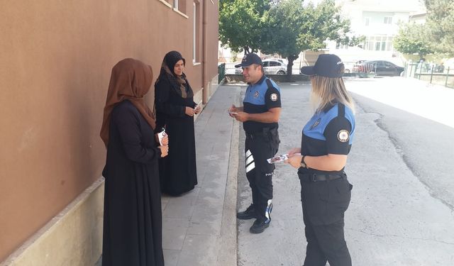 Polisten, velilere bilgilendirme broşürü