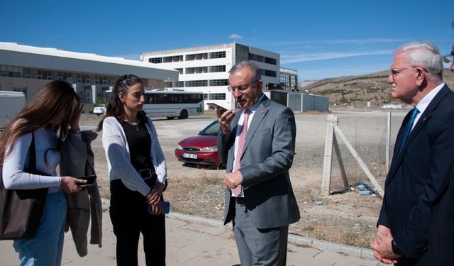 Rektör Levent, kampüste öğrencilerle bir araya geldi