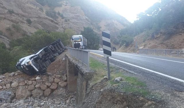 Tunceli- Erzincan karayolunda devrilen araç metrelerce sürüklendi
