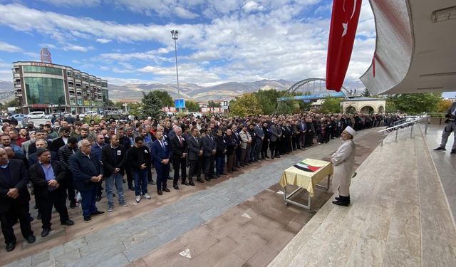 Erzincan’da, Filistinliler için gıyabi cenaze namazı kılınarak yürüyüş yapıldı
