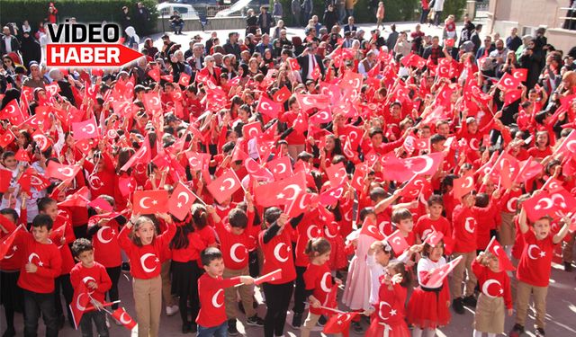 Erzincan Bahçelievler İlkokulu öğrencilerinden Cumhuriyet coşkusu