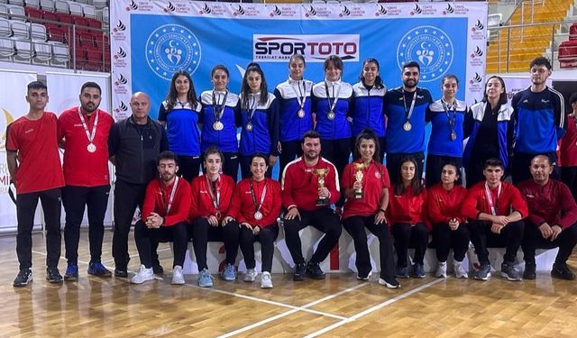 Erzincanlı sporcular badminton şampiyonasında zirveye uçtu!