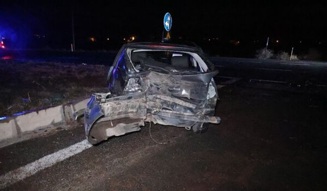 İki otomobil feci kaza yaptı, çok sayıda ağır yaralı var