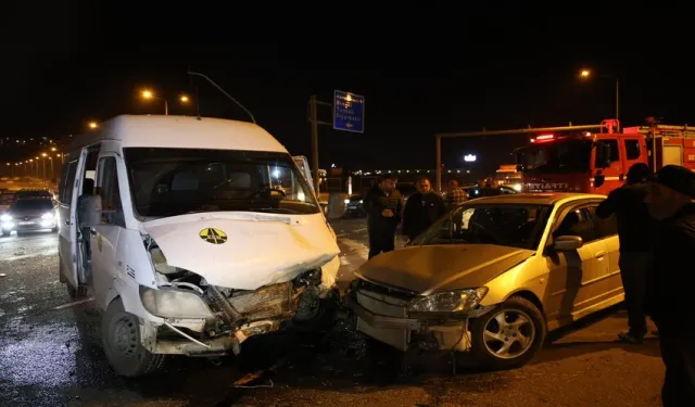 Minibüs ile otomobil çarpıştı: çok sayıda yaralı