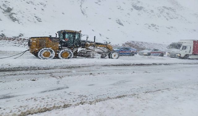 Karda mahsur kalan vatandaşları jandarma ekipleri kurtardı