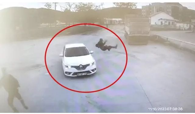 Ağabeyini öldüren kişinin ağabeyinden intikamını fena aldı! Önce araçla çarptı sonra yerde tekmeledi.