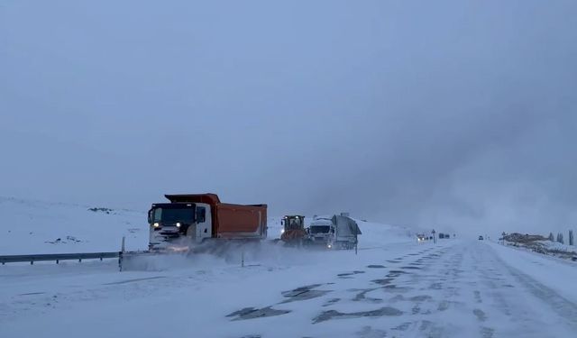 Ardahan’da kar esareti: Yollar kapandı, zincirleme kazalar meydana geldi