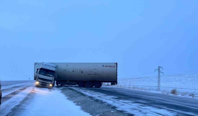 Ardahan’da tipide kontrolden çıkan tırlar yolu trafiğe kapattı