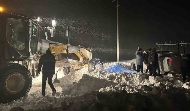 Karda mahsur kalanların imdadına belediye ekipleri yetişti