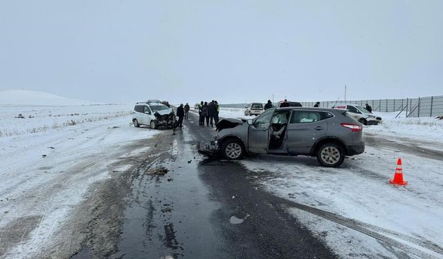 Buzlanma Nedeniyle Meydana Gelen Zincirleme Trafik Kazası: 1 Ağır, Toplam 9 Yaralı