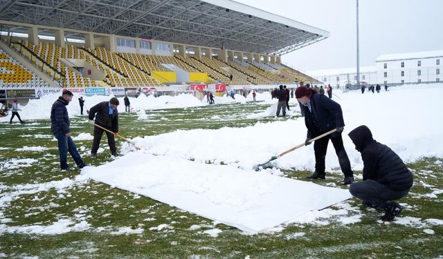 Taraftarlar ve Yerel Topluluk, Yoğun Kar Yağışına Rağmen Stadyumu Maça Hazırladı