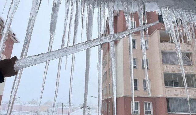 Çatılarda 2 Metrelik Buz Sarkıtları ve Köy Yollarında Karla Mücadele