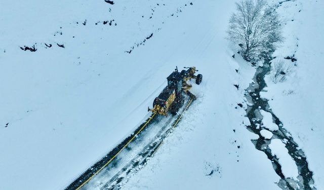 Ağrı’da "Kar Kaplanları" kapanan yollar için seferber oldu