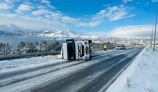 Bitlis’te tır devrildi: 3 yaralı