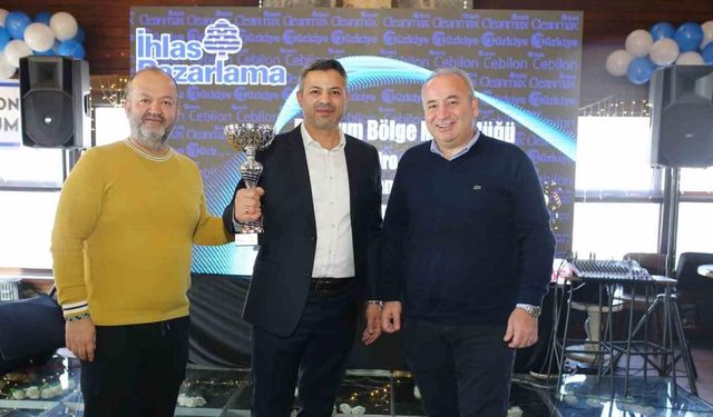 İhlas Pazarlama Genel Müdürü Orhan Korkusuz şampiyon ekibi ödüllendirdi
