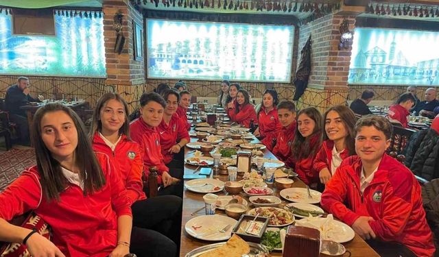 Yüksekova Belediyespor Kadın Futbol Takımı yemekte bir araya geldi