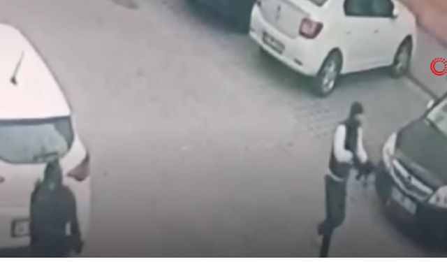 Arnavutköy’de silahlar patladı:O anlar güvenlik kameralarına yansıdı!