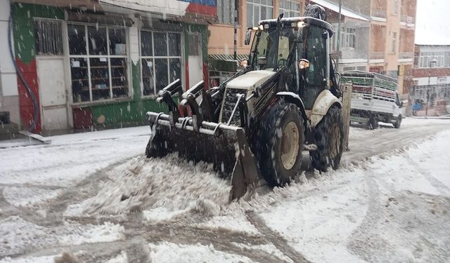 Erzincan -Tunceli karayolu yoğun kar yağışı nedeniyle ulaşıma kapatıldı