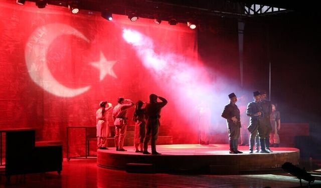 Erzincan’da ‘Cumhuriyete Doğru’ tiyatro oyunu izleyicilerle buluştu