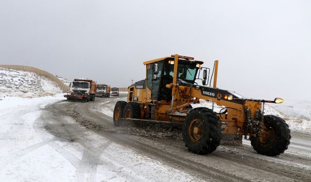 Erzincan'da kar yağışı ulaşımda aksamalara neden oldu