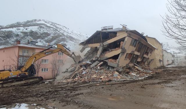 Pülümür’de ağır hasarlı konut yıkımı! 250 konteyner dağıtımı yapılacak