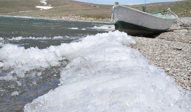 Zirvedeki gölün görüntüsü buzulları aratmadı