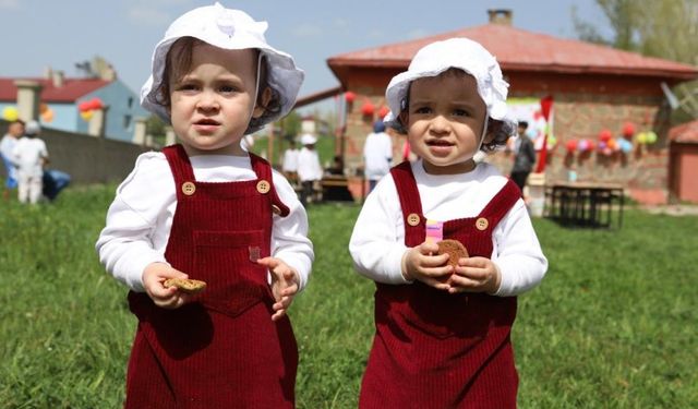 Köy okulu öğrencileri baharla süslenmiş çileklerle buluştu