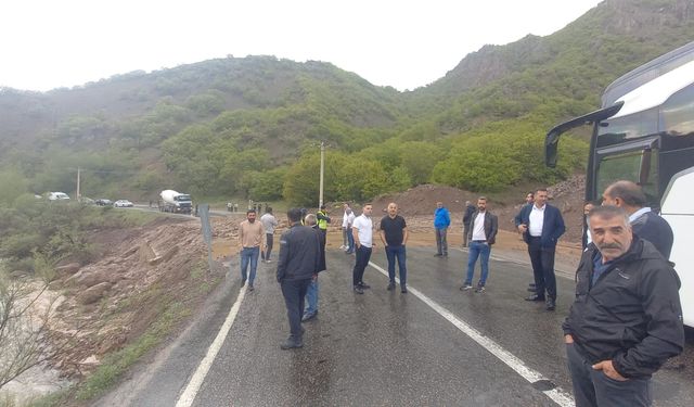 Erzincan – Tunceli karayolu heyelan nedeniyle araç trafiğine kapandı