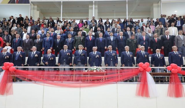 Erzincan’da Gaziler protokole, protokol arkaya oturdu