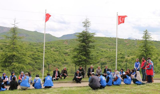 Genç öğrenciler 33 şehidin anısına karanfil bıraktı