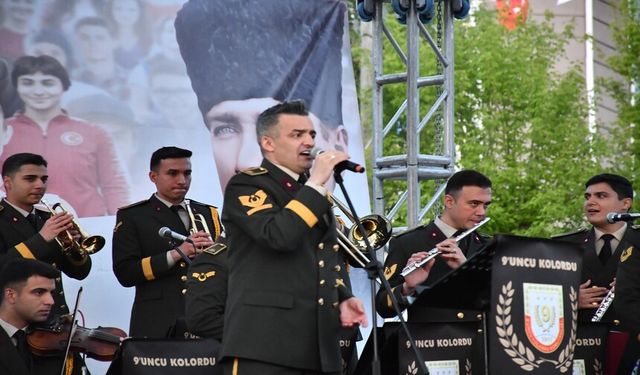 Askeri bando yoğun ilgi aldı