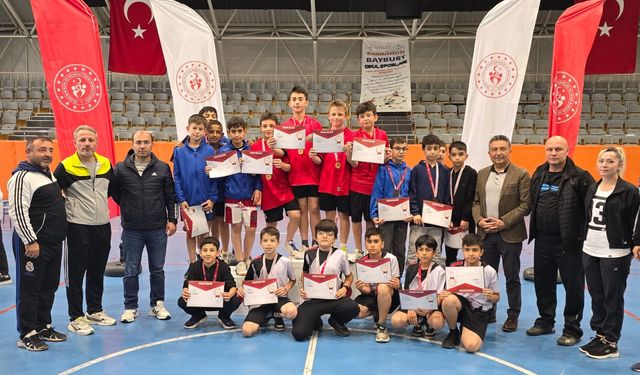 Erzincan'lı küçük badmintoncular finale göz kırptı