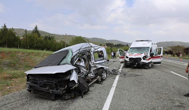 Feci kaza! Ambulans ile ticari araç çarpıştı: 6 yaralı