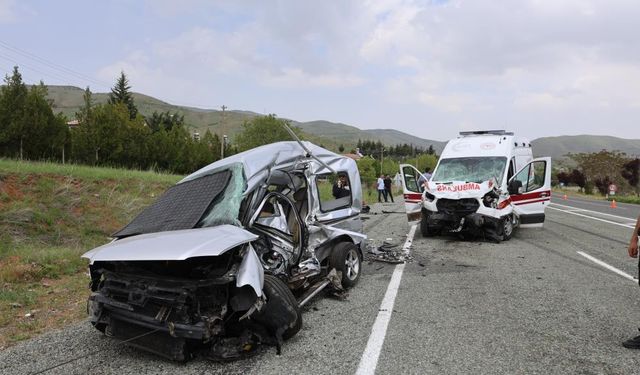 Feci kaza: Ambulans ile hafif ticari araç çarpıştı 2’si polis 6 yaralı