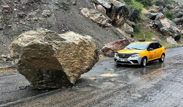 Taksi şoförü yola düşen kayadan son anda kurtuldu