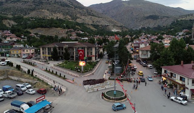 Erzincan’ın Üzümlü İlçesindeki pankartı gören vatandaşlar şaşkına uğradı