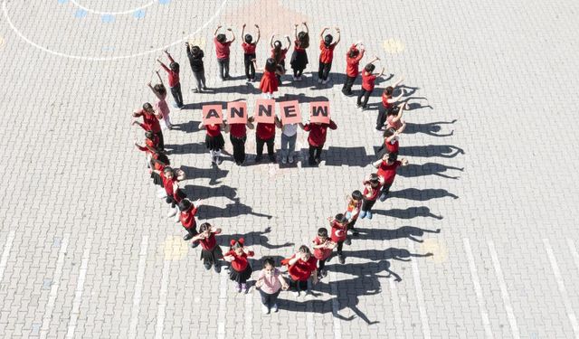 Kalp koreografisi yapan öğrenciler Anneler Günü'nü kutladı