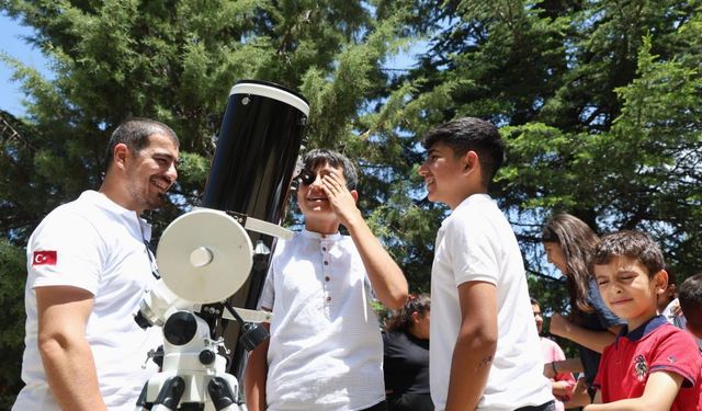 Öğrenciler teleskopla güneşi gözlemledi, motor pervaneli maket uçak üretti