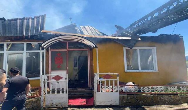 Refahiye’de yangın! İki katlı ev yandı